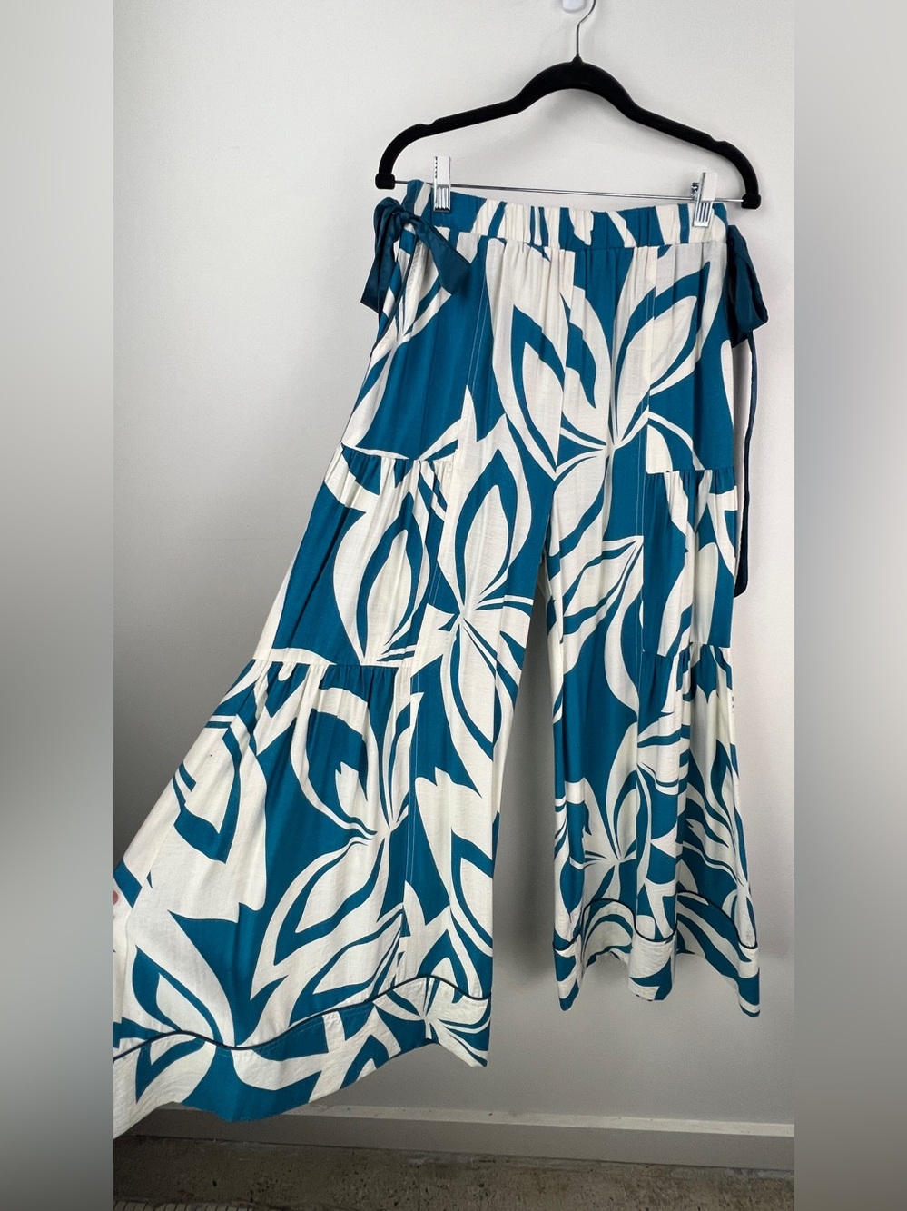 💚 3951. Blue & White Leaf-Print Tiered Wide Leg Pant